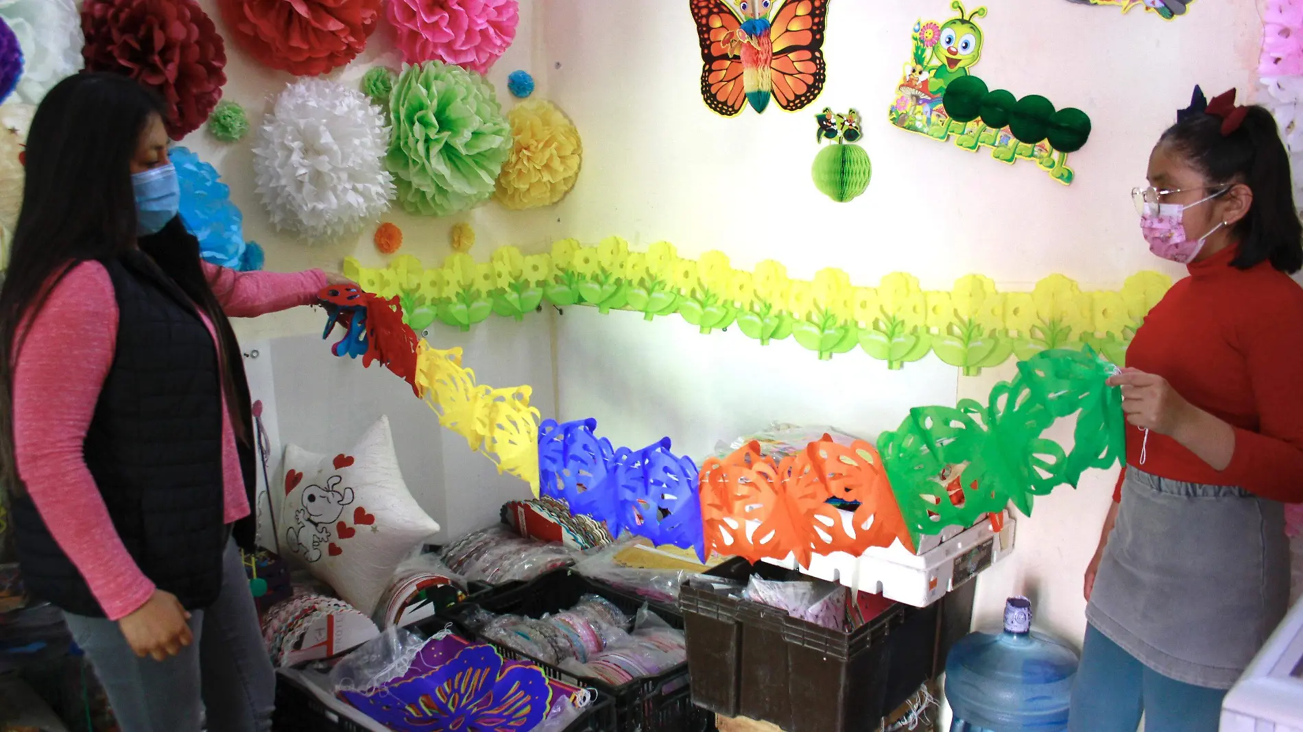 Papel picado, artesanía que inspiró a familia de Huixcolotla a emprender su negocio 